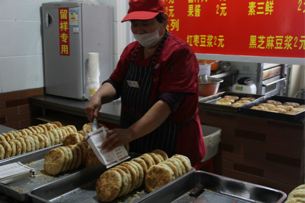 杜绝白色污染 呵护美丽校园