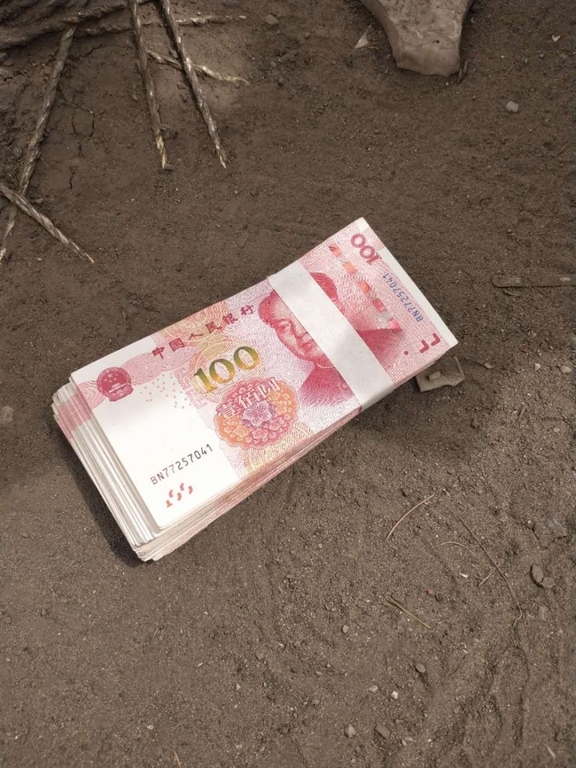 Beat365李彬同学拾金不昧受表扬---归还失主现金壹万元  拒收金钱回报