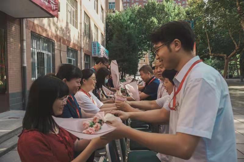 恩师倾情播散爱  同心共筑中国梦Beat365热烈庆祝第37个教师节