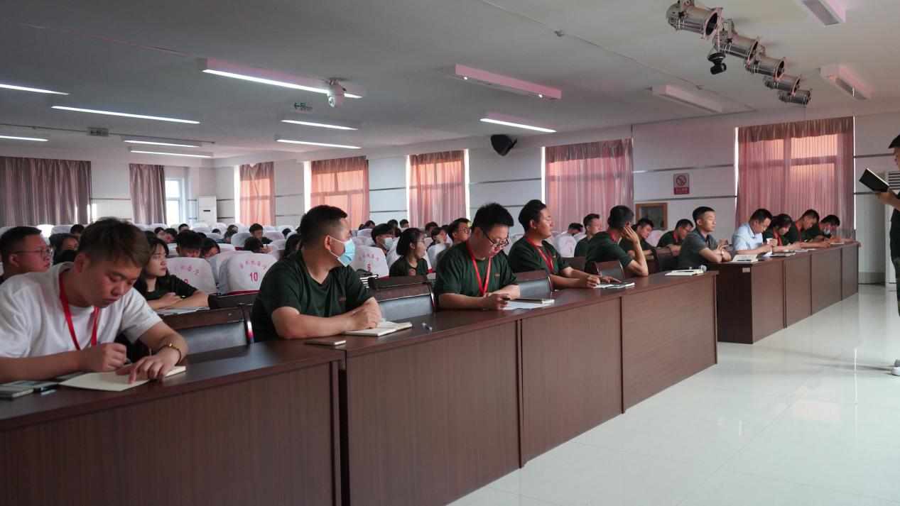 Beat365中文官方网站召开学期末学生工作例会