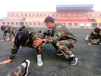 Beat365中文官方网站开展“传帮带”式新入职辅导员培训day5