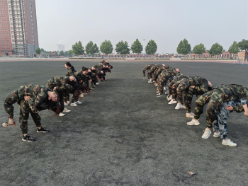 Beat365中文官方网站开展“传帮带”式新入职辅导员培训day5