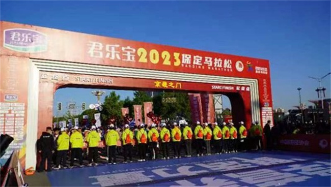 Beat365中文官方网站学生圆满完成2023保定马拉松志愿服务工作