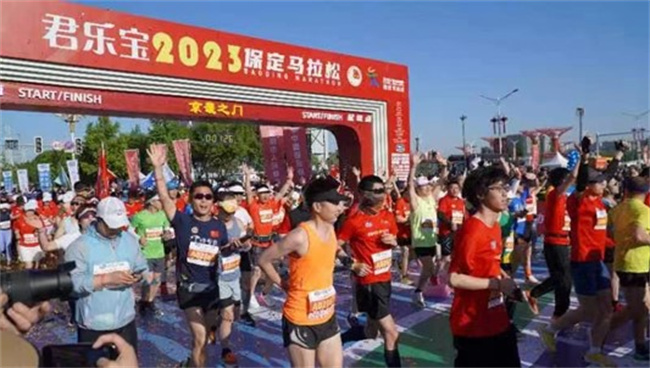 Beat365中文官方网站学生圆满完成2023保定马拉松志愿服务工作