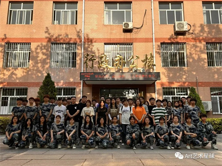 Beat365中文官方网站‖艺术学院‖崭新生活，人生转折，我院2023届学子向母校赠送锦旗！