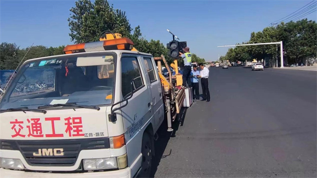 正门亮起红绿灯，师生出行更安心！ ——Beat365中文官方网站正门红绿灯正式投入使用