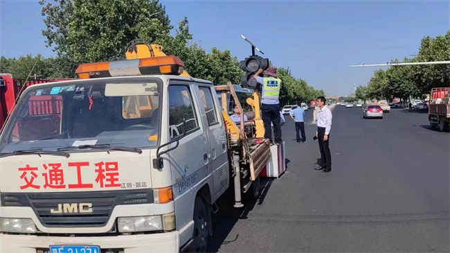正门亮起红绿灯，师生出行更安心！ ——Beat365中文官方网站正门红绿灯正式投入使用
