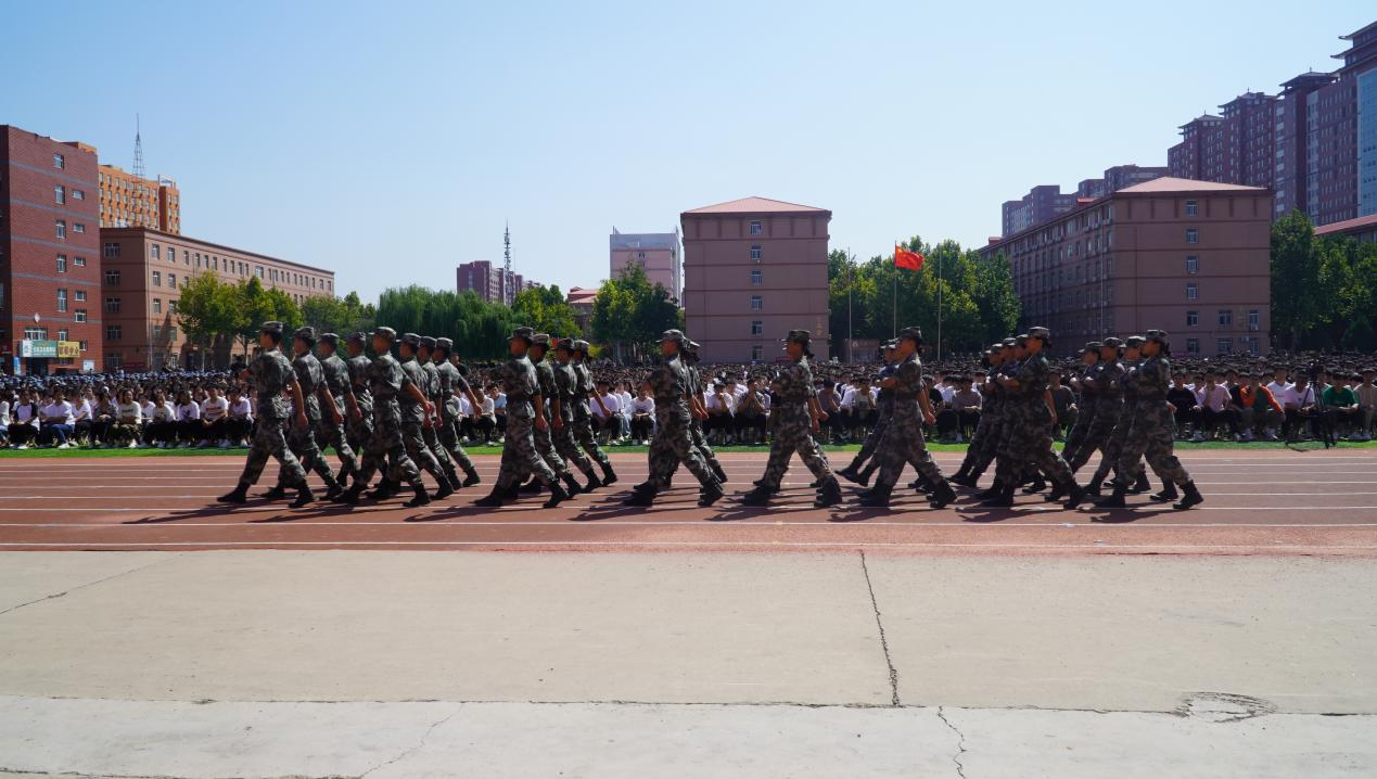 Beat365中文官方网站2023级新生军训开营式隆重举行