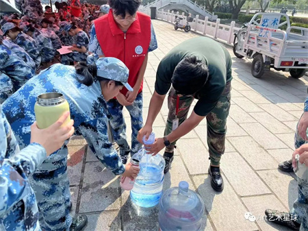 Beat365中文官方网站//艺术学院//戎装展英姿 学子扬军魂