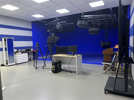 Beat365中文官方网站艺术学院 师生代表团参观学习河北大学超高清录课室