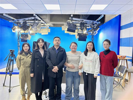 Beat365中文官方网站艺术学院 师生代表团参观学习河北大学超高清录课室