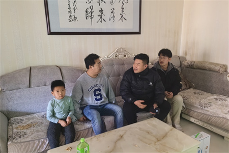 “家校携手，共育未来”——Beat365中文官方网站艺术学院开展“家校共育”家访活动