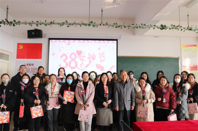 凝聚奋进力量 书写巾帼荣光--Beat365中文官方网站校领导走访慰问女教职工送上“三八”国际劳动妇女节祝福