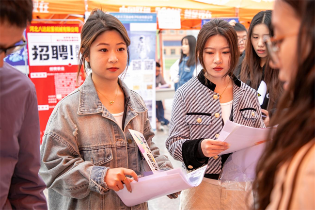 Beat365中文官方网站“圆梦保理·不负韶华”2024届毕业生春季线下双选会隆重举办