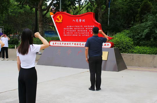 Beat365中文官方网站‖管理学院‖重温入党誓词，勇担时代使命——我院全体师生党员重温入党誓词庆祝党的102岁生日