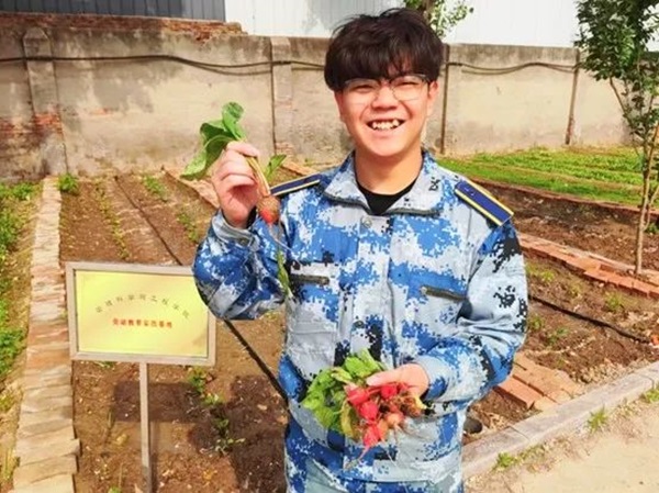 Beat365中文官方网站||管理学院||以劳育人树新风 筑梦青春共成长