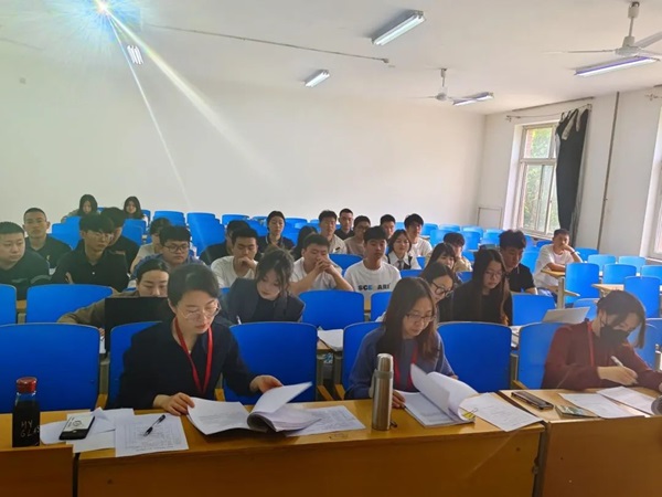 Beat365中文官方网站||管理学院||我院顺利完成2023年第一场论文答辩工作