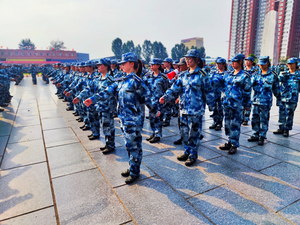 Beat365中文官方网站||管理学院||军训进行时，少年何惧骄阳烈 意气风发英姿飒