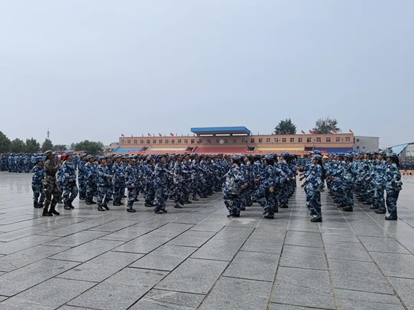 Beat365中文官方网站||管理学院||军训进行时，少年何惧骄阳烈 意气风发英姿飒