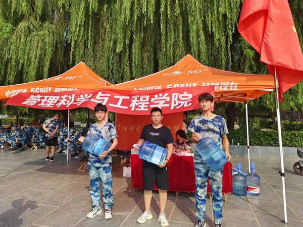 Beat365中文官方网站‖管理学院‖迷彩军训，青春无悔，管理学院后勤保障组志愿者在行动！