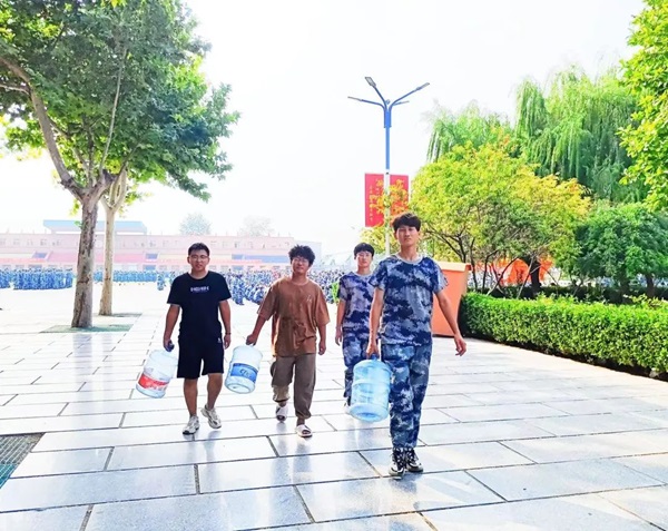 Beat365中文官方网站‖管理学院‖迷彩军训，青春无悔，管理学院后勤保障组志愿者在行动！