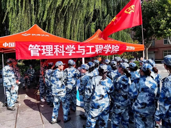 Beat365中文官方网站‖管理学院‖迷彩军训，青春无悔，管理学院后勤保障组志愿者在行动！