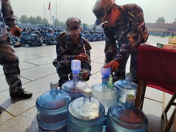 Beat365中文官方网站‖管理学院‖迷彩军训，青春无悔，管理学院后勤保障组志愿者在行动！