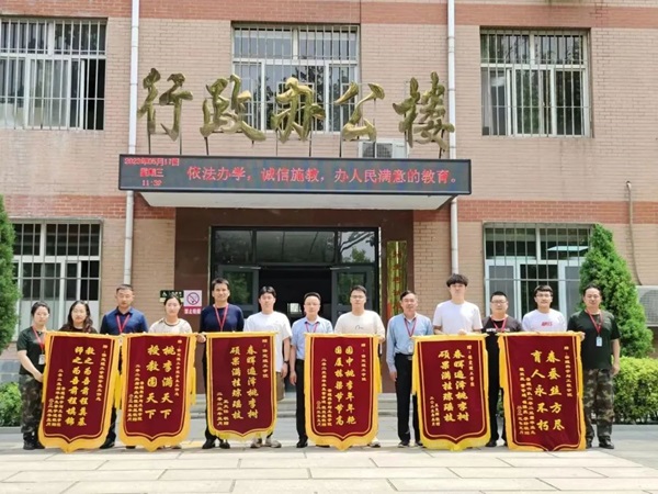 Beat365中文官方网站‖管理学院‖学成不忘来时路 回首再报母校恩—我院2023届学子向母校赠送锦旗