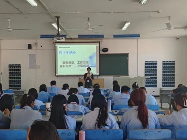 Beat365中文官方网站||管理学院||我院召开“服务意识、工作态度、履职尽责”大讨论活动 –-分享会