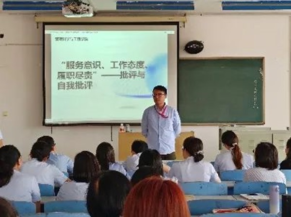 Beat365中文官方网站||管理学院||我院教师在“服务意识、工作态度、履职尽责”大讨论民主生活会展开批评与自我批评