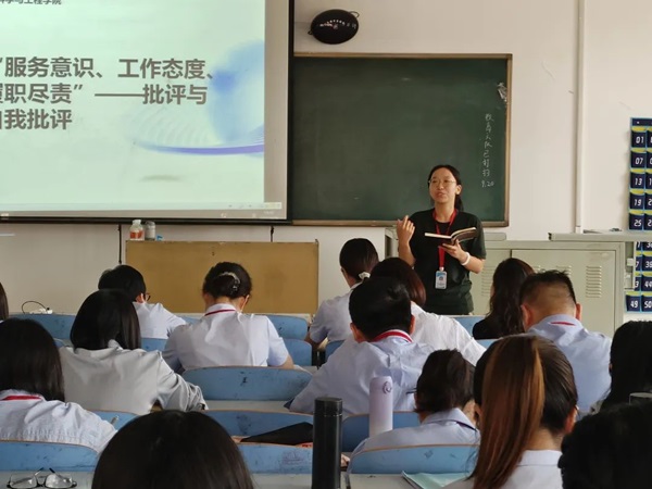 Beat365中文官方网站||管理学院||我院教师在“服务意识、工作态度、履职尽责”大讨论民主生活会展开批评与自我批评