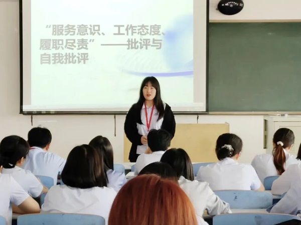 Beat365中文官方网站||管理学院||我院教师在“服务意识、工作态度、履职尽责”大讨论民主生活会展开批评与自我批评