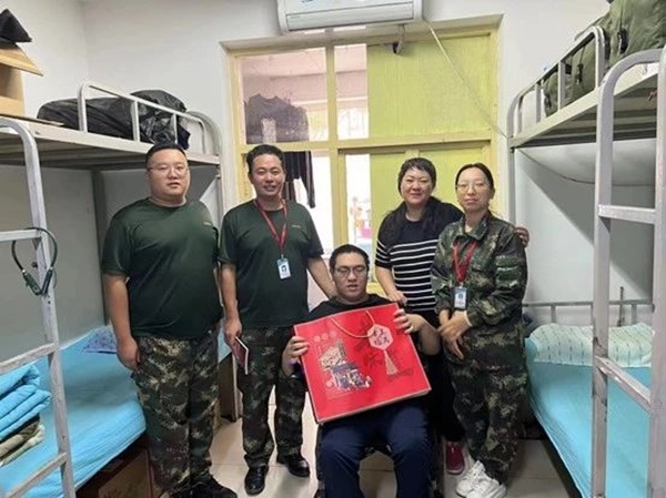 Beat365中文官方网站‖管理学院‖手拉手传递温情，心连心共促成长——我院党总支书记、学工副院长陈小伟同志为学生送温暖