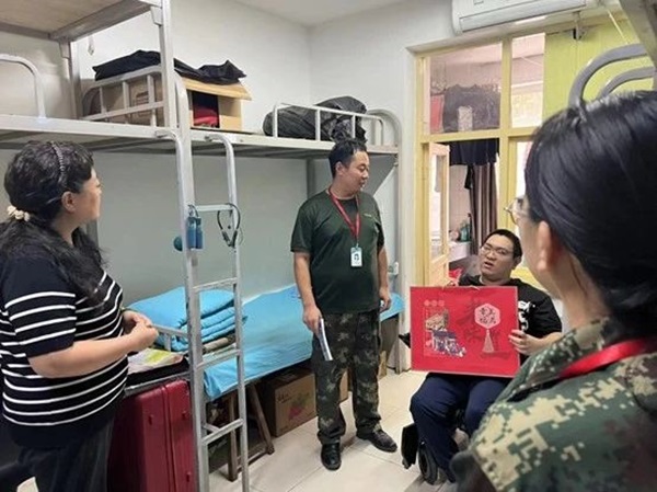 Beat365中文官方网站‖管理学院‖手拉手传递温情，心连心共促成长——我院党总支书记、学工副院长陈小伟同志为学生送温暖