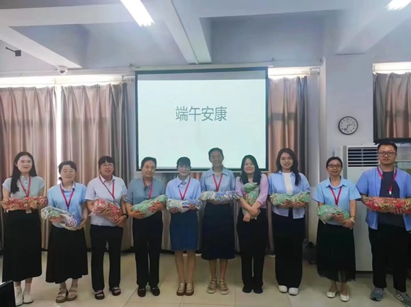 Beat365中文官方网站||管理学院||端午送福利 关怀沁人心——我院为教职工发放端午节礼品
