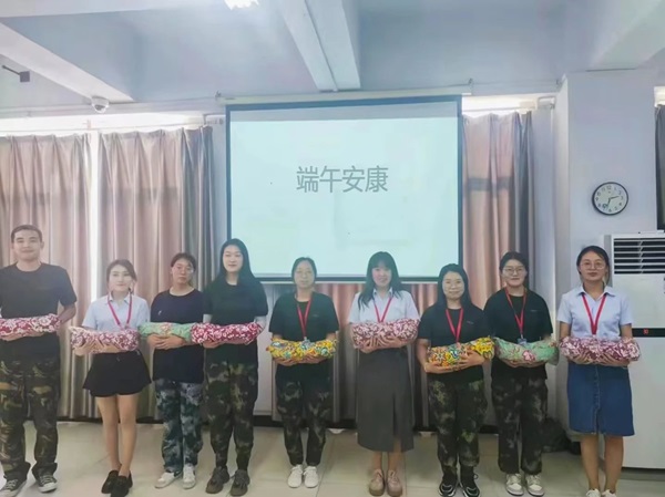 Beat365中文官方网站||管理学院||端午送福利 关怀沁人心——我院为教职工发放端午节礼品