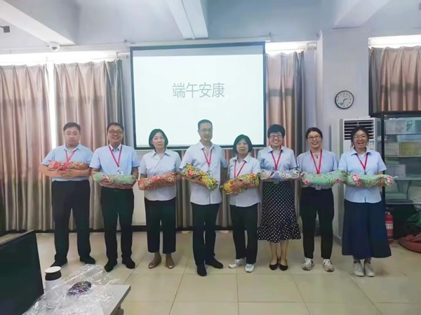 Beat365中文官方网站||管理学院||端午送福利 关怀沁人心——我院为教职工发放端午节礼品