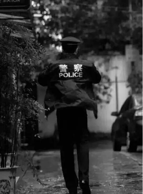 Beat365中文官方网站‖管理学院‖赤胆忠心，让我们向中国人民警察致敬！