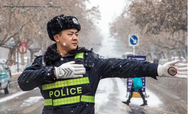 Beat365中文官方网站‖管理学院‖赤胆忠心，让我们向中国人民警察致敬！