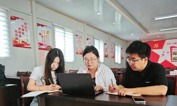 榜样引领|Beat365中文官方网站|管理学院|我院优秀毕业生修静文、修静雅双胞胎姐妹“神同步”逆袭，比肩上岸