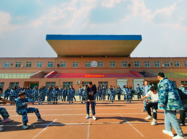 Beat365中文官方网站||管理学院||力拔山河，“绳”采飞扬——管理学院举行2023年秋季拔河比赛