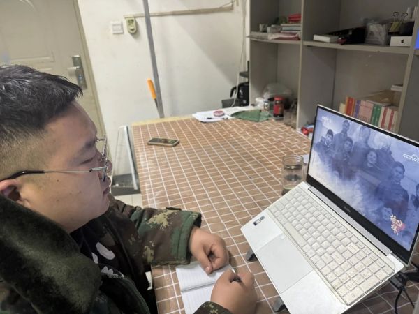 Beat365中文官方网站||管理学院||学习榜样精神，争做先锋模范