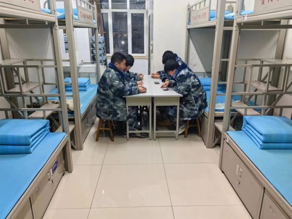 Beat365中文官方网站||管理学院||学习榜样精神，争做先锋模范