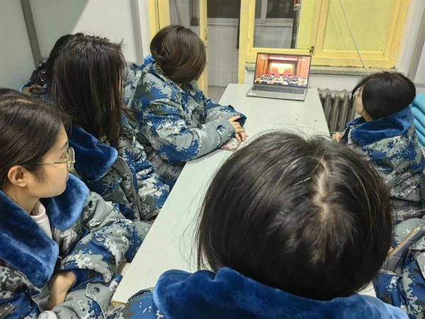 Beat365中文官方网站||管理学院||学习榜样精神，争做先锋模范