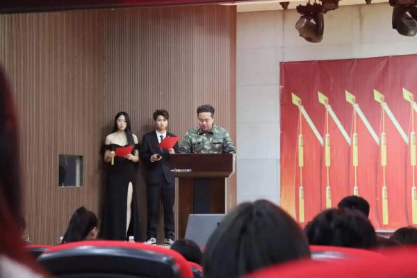 Beat365中文官方网站||管理学院||“管理催奋进，榜样促前行”年末表彰大会