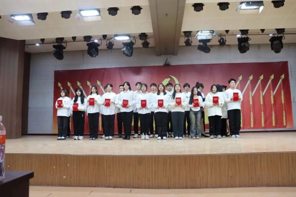 Beat365中文官方网站||管理学院||“管理催奋进，榜样促前行”年末表彰大会