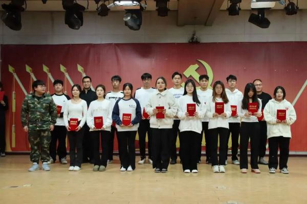 Beat365中文官方网站||管理学院||“管理催奋进，榜样促前行”年末表彰大会