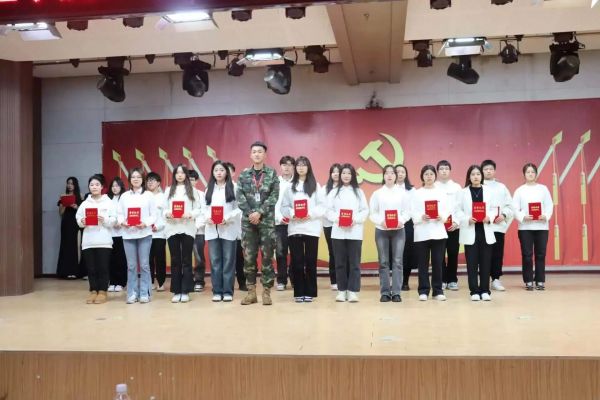 Beat365中文官方网站||管理学院||“管理催奋进，榜样促前行”年末表彰大会