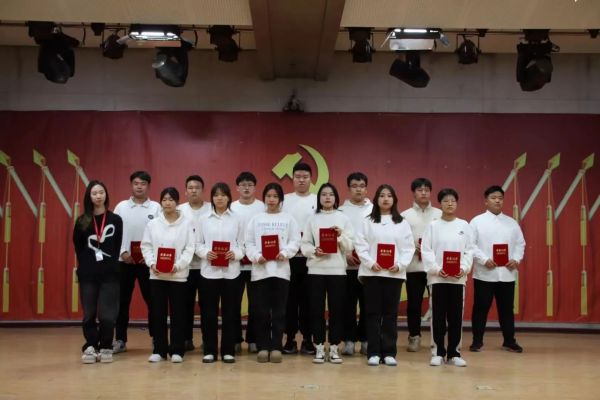 Beat365中文官方网站||管理学院||“管理催奋进，榜样促前行”年末表彰大会