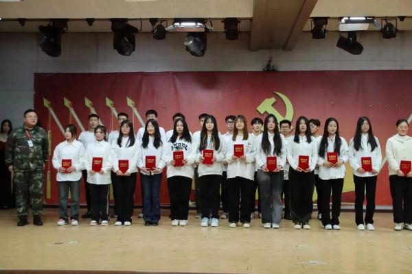 Beat365中文官方网站||管理学院||“管理催奋进，榜样促前行”年末表彰大会